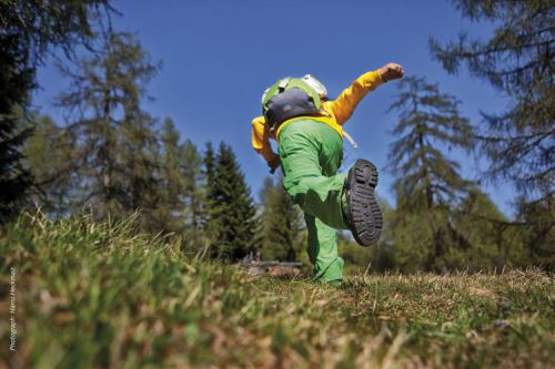 Kinder und wandern? Aber klar doch, wenn die neuen Schuhe passen, der Rucksack nicht drückt und Papa der Sherpa ist.