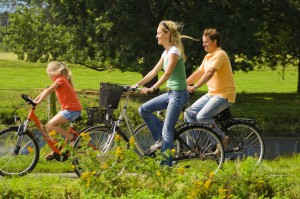 Ideal ist das Emsland für große und kleine Radfahrer. Unterwegs gibt es viel zu sehen: Vom Jagdschloss bis Freiluftmuseum gibt es überall spezielle Angebote für Kinder! Foto: Emsland Touristik GmbH