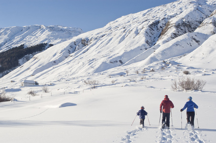 Das große Abenteuer wartet auf Familien im Winter! Mit Schneeschuhen sind sie abseits der ausgetrampelten Pfade unterwegs. © ARochau - Fotolia.com