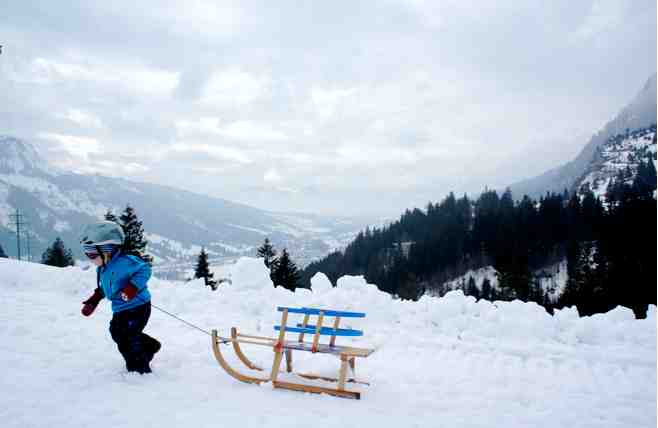 Alle guten Rodler tragen einen Helm! Was im Eiskanal von Berchtesgaden gilt, schützt auch auf den Naturrodelbahnen. Foto: (c) Kinderoutdoor.de