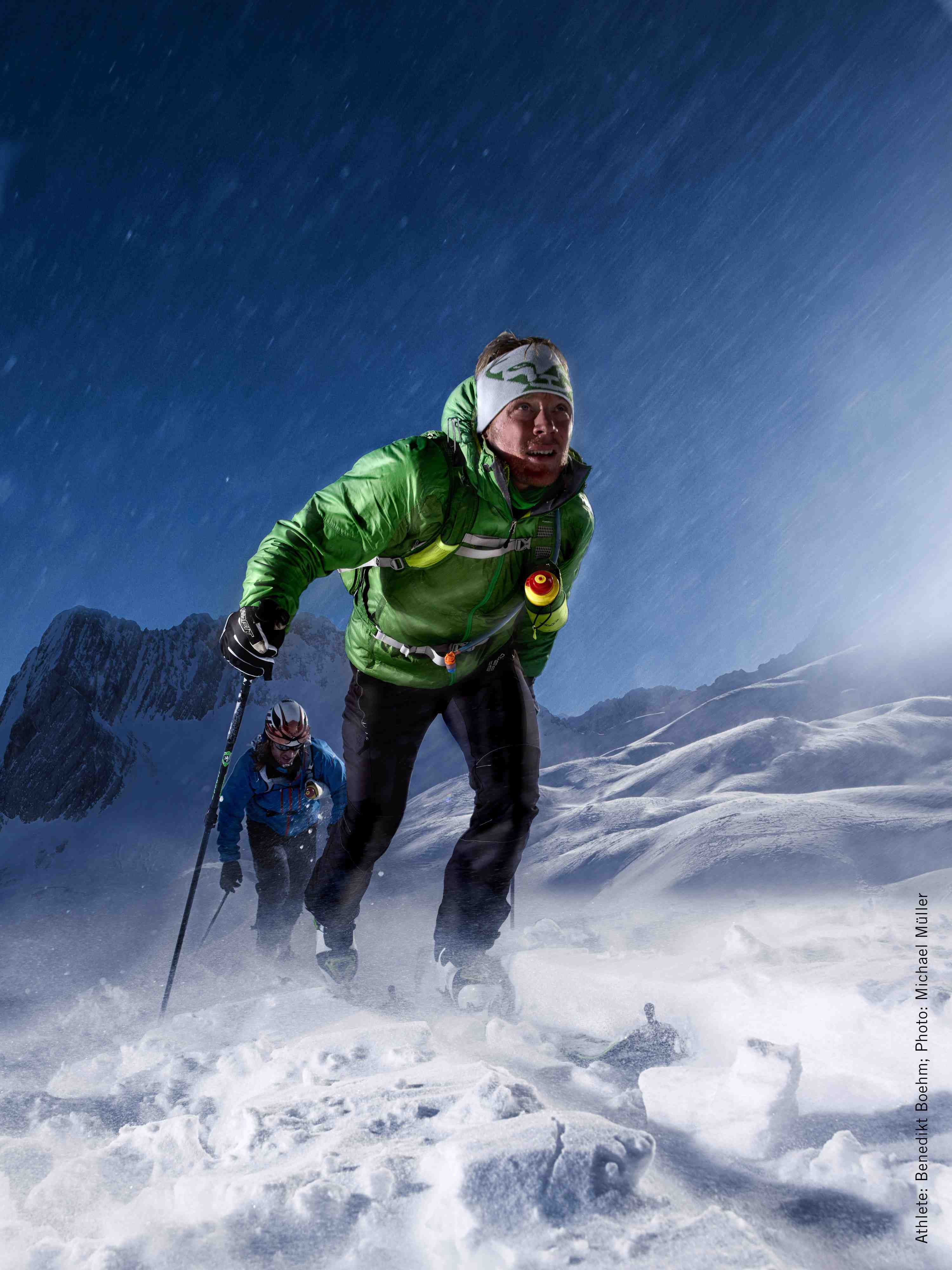 Profis wie der Extremskibergsteiger und Dynafit-Manager Benedikt Böhm wissen was in einen Tourenrucksack gehört und holen Informationen über die Wetter- sowie Lawinenlage vor dem Abmarsch ein. Foto: (c) Dynafit