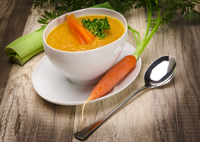 Wenn Kinder die Möhrensuppe selbst zubereiten, schmeckt sie ihnen garantiert!© Darius Dzinnik - Fotolia.com