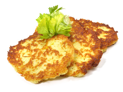 Lecker Essen für kleine und große Outdoorer: Kartoffelpuffer und wir verraten Euch, wie ihr ganz leicht eine Outdoor-Reibe bastelt.Foto: © ExQuisine - Fotolia.com