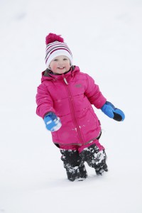 Toben im Schnee kann den Kindern richtig Spaß machen. Wenn ihnen warm dabei ist. Primaloft ist bei bekannten Herstellern, wie hier Helly Hansen, verarbeitet.Foto: (c) Helly Hansen / Primaloft