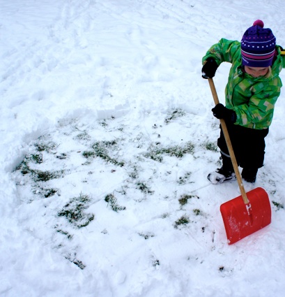 Die Grundfläche freischaufeln, damit das Fundament sicher steht.Foto: (c) Kinderoutdoor.de