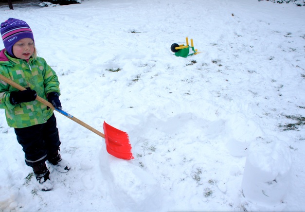 Schneekuchen backen für Anfänger: Den leeren Eimer mit Schnee füllen, festklopfen und umdrehen. Formt aus den Schnee-Kuchen einen Kreis. Die Zwischenräume mit Schnee ausfüllen.Foto: (c) Kinderoutdoor.de