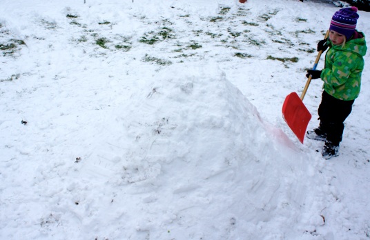 Immer wieder den Schnee festklopfen. Foto: (c) Kinderoutdoor.de