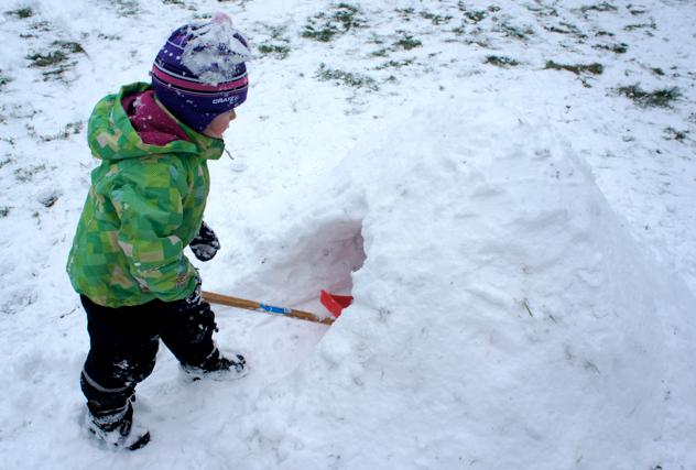 Jetzt den Schneehaufen vorsichtig von innen aushöhlen.   Foto: (c) Kinderoutdoor.de