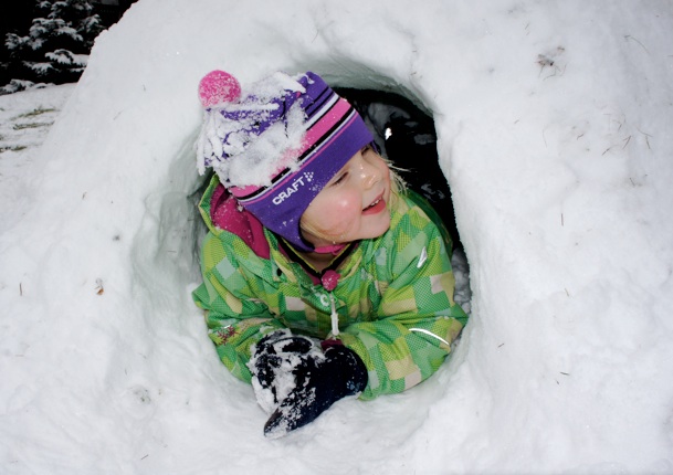 Fertig ist der Iglu und schon kann man darin übernachten oder spielen.Foto: Kinderoutdoor.de