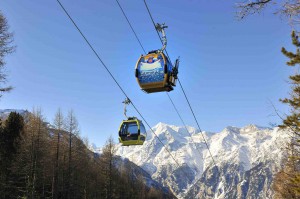 Mit Frau Holle auf und in der Gondel vergeht die Zeit beim Hochliften für die Kinder märchenhaft schnell.Foto: ©Wallis Tourismus
