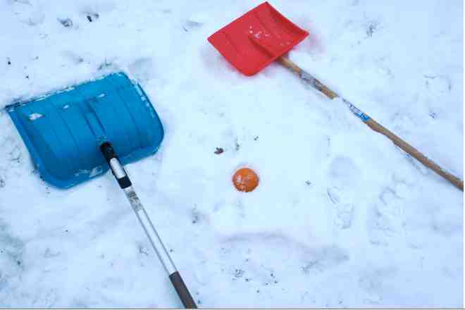 Die Utensilien für eine Schneekugelbahn hat sicher jeder zuhause: Schaufeln, eine Plastikkugel und Schnee.Foto: (c) Kinderoutdoor.de 