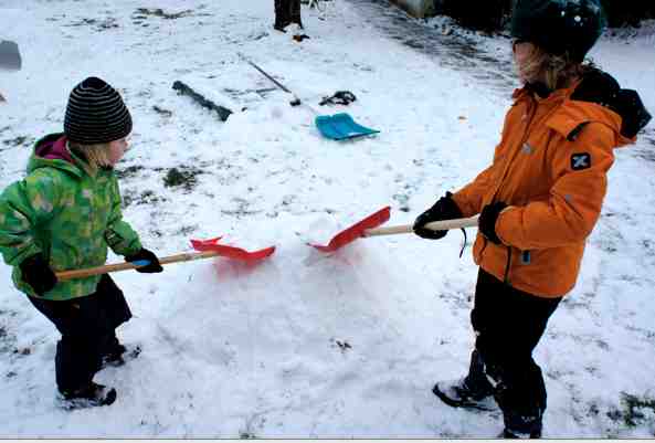 Zuerst fließt der Schweiß! Schaufelt einen Schneehaufen.Foto: (c) Kinderoutdoor.de