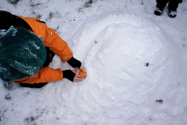 Mit der Plastikkugel, die später in der Bahn rollt, ziehen die Kinder eine Spur. Dabei lassen sich Sprünge, Steilkurven, Tunnels und vieles mehr als Schikanen einbauen.Foto: (c) Kinderoutdoor.de