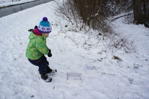 Der hat gesessen! Mit jedem Schneeball der den Karton trifft, rückt der Schneemann dem Ziel näher. Foto: (c) Kinderoutdoor.de