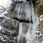 Dort hinauf klettern! Einige Kinder möchten sich gleich als Eiskletterer ausprobieren. Foto: (c) Kinderoutdoor.de