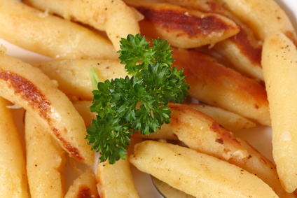 Kochen mit Kindern kann Spaß machen, wenn ihr ein einfaches Rezept wählt. Probiert doch mal Fingernudeln / Schupfnudeln aus.Foto: © Ars Ulrikusch - Fotolia.com