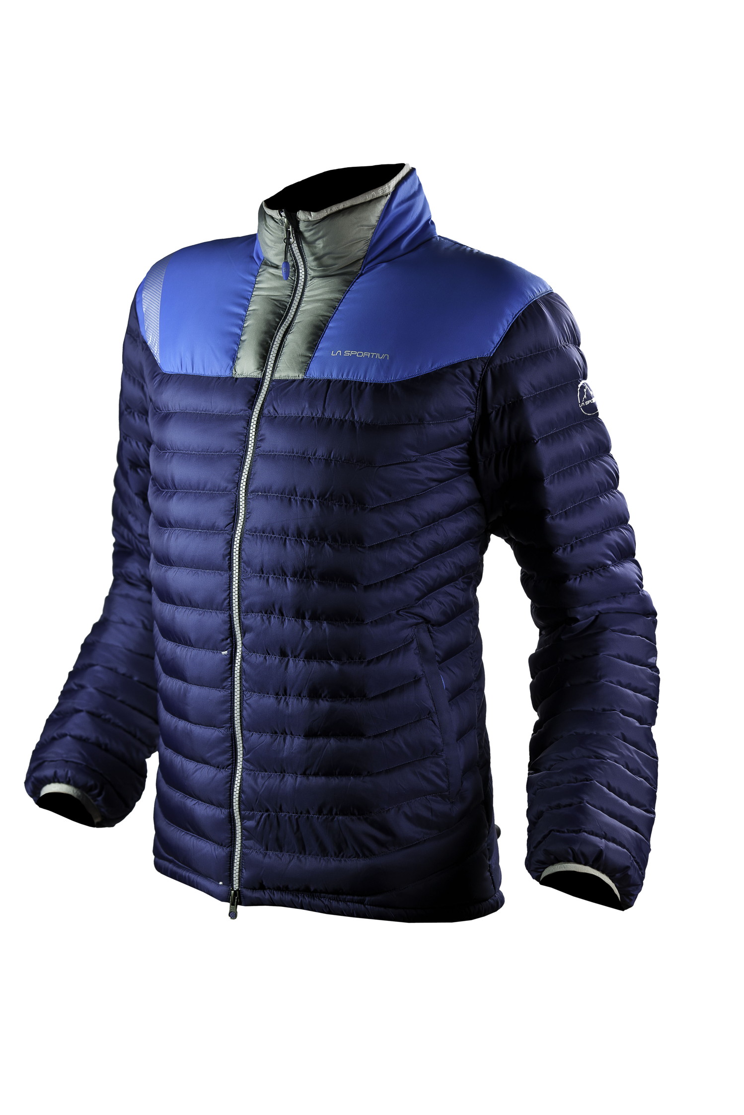 Das Haus hat eine perfekte Isolation und Sie? Im Winter hält das Zoid Down Jacket (m)/Kira Down Jacket (w) mit 700er Gänsedaune von La Sportiva warm. Foto: (c) La Sportiva