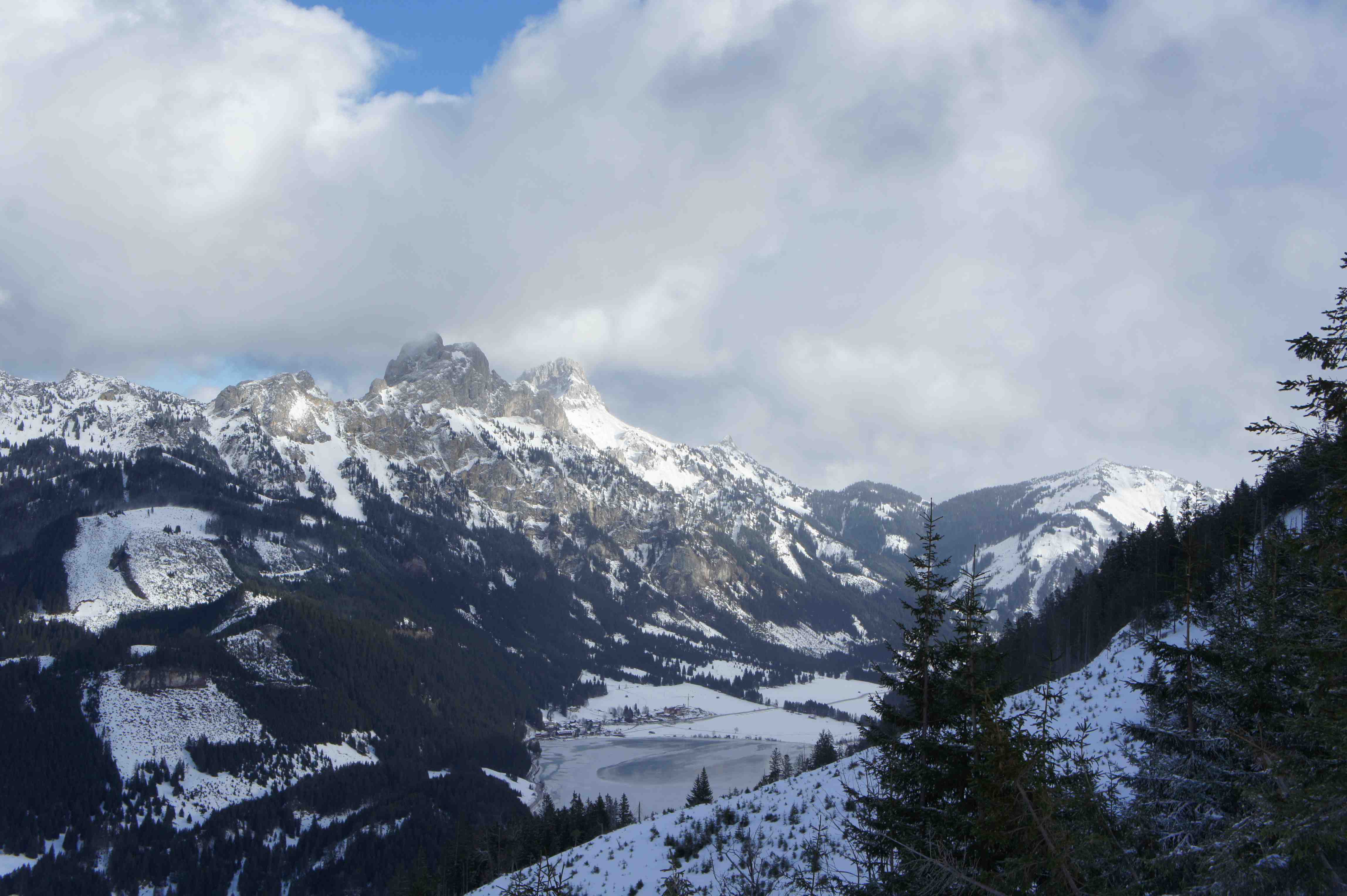 Das Tannheimer Tal: Schnee, Eis und frostig Temperaturen. Ideales Testgebiet für Daunenjacken! Foto: (c) Kinderoutdoor.de