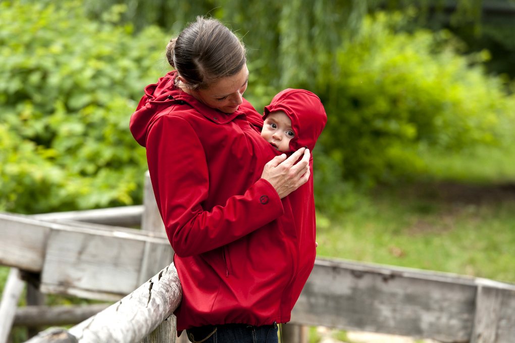 So lässt es sich gut draussen unterwegs sein: Das Baby am Bauch fühlt sich unter der Mamalilia pudelwohl! Foto: (c) mamalila