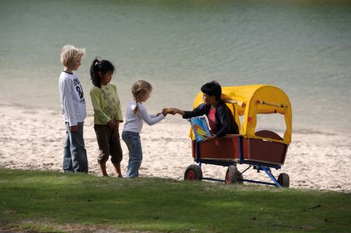 Mit dem Bollerwagen von Bergtoys ist der Spaß bei jedem Wetter garantiert. Für die Kinder zumindest. Foto: (C) Bergtoys