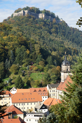 Königstein in Sachsen ist für Outdoor Familien eine Reise wert. Bärli ist für Euch zur Festung hinauf gestiefelt. Foto: © digi_dresden - Fotolia.com
