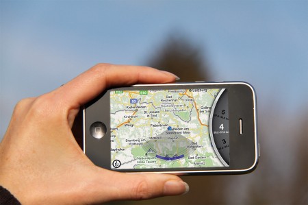 Die neue Version des digitalen Bergführers begeistert durch ein neues Design und ein verbessertes Bedienkonzept, wodurch einfacher ausgewählt werden kann, wie und in welcher Entfernung die Gipfel angezeigt werden. Foto: © Salzburg Research
