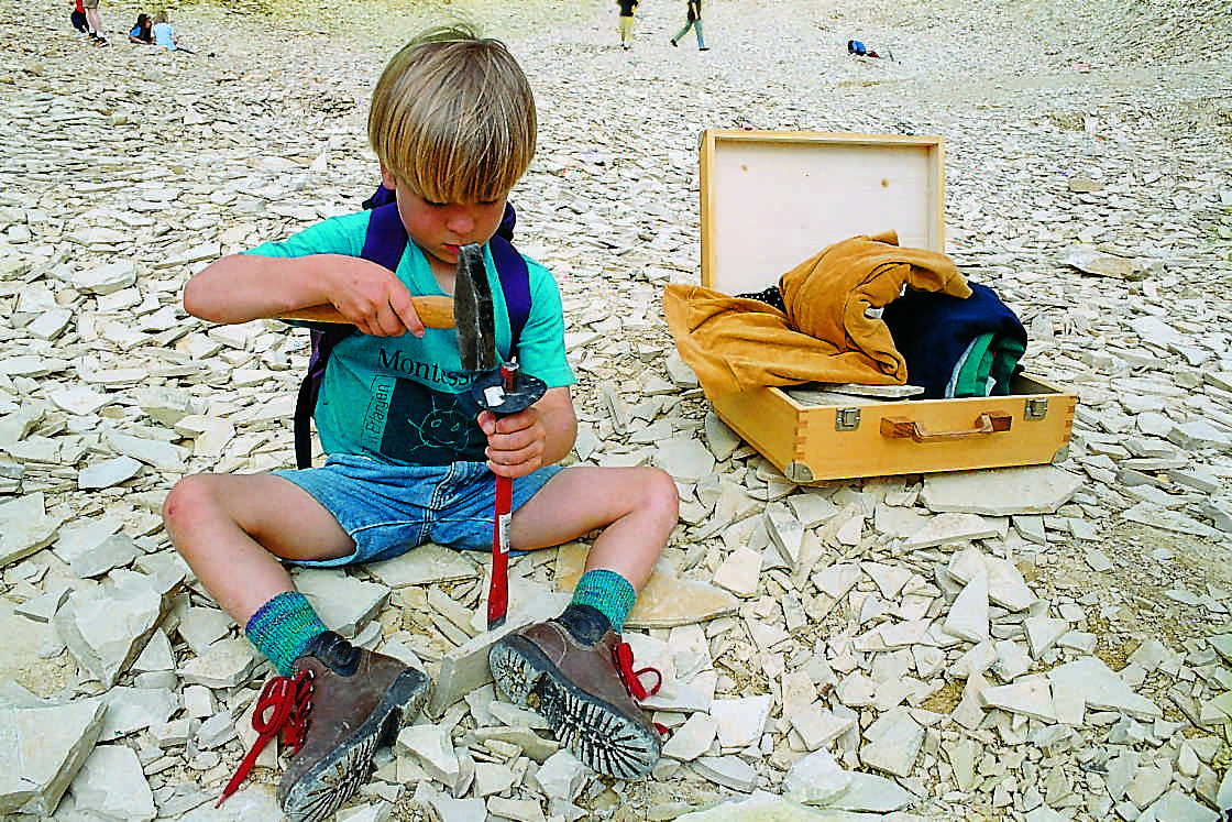 An fünf Sammelstellen und Steinbrüchen im Naturpark Altmühltal, können die Kinder selbst nach Fossilien suchen. Foto: (c) Naturpark Altmühltal