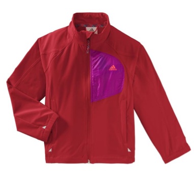 Bei Outdoor oder im Alltag sehen Kinder im Adidas Girls Softshell Jacket gut aus.Foto: (c) Adidas