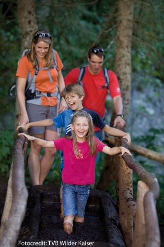 Very Matsch! Bei der Wanderung mit dem Koala mandl erlebt die ganze Familie die Bergwelt mit allen Sinnen.