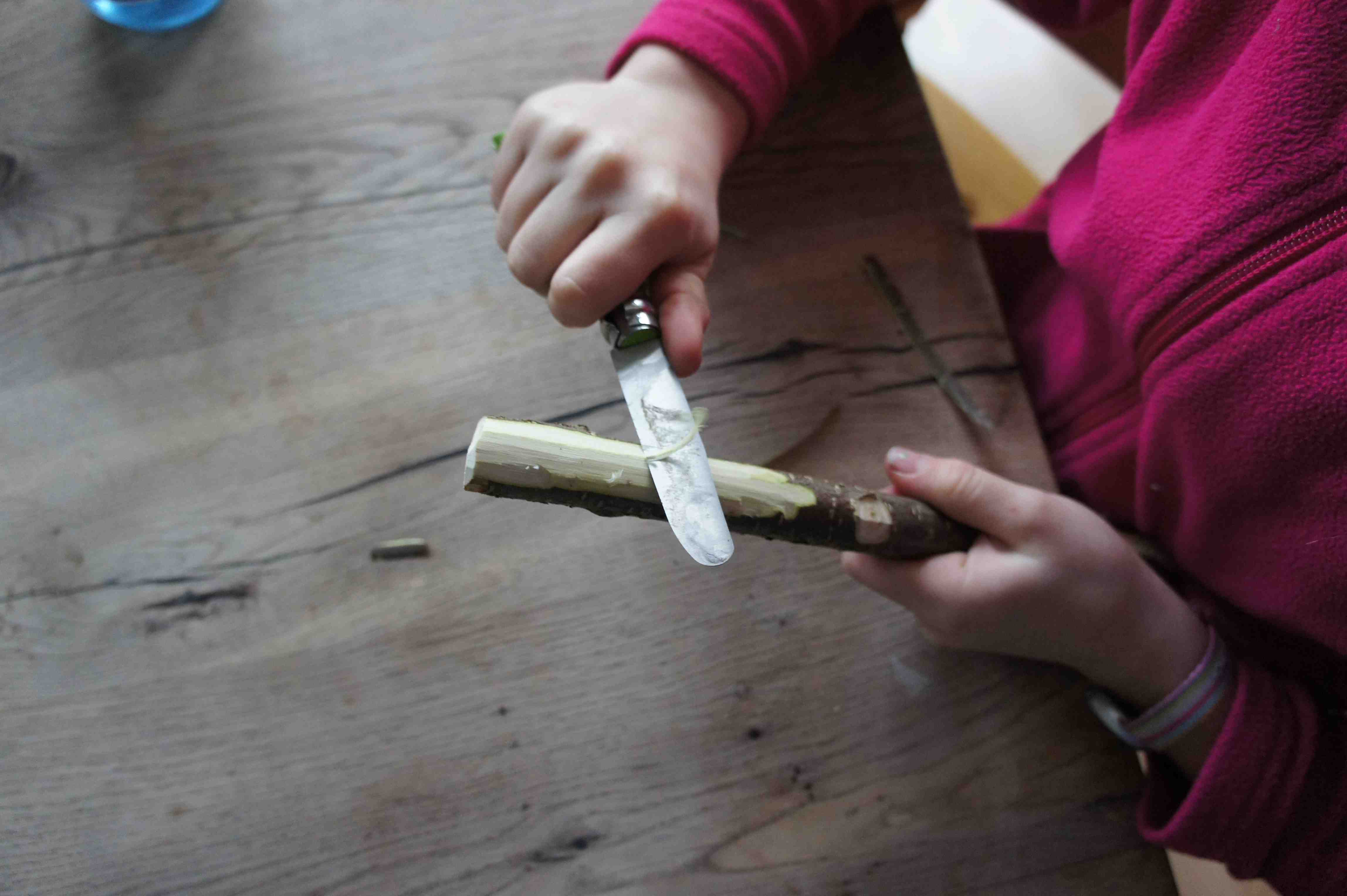 Beim Entrinden achtet bitte darauf, dass die Kinder das Messer weg vom Körper bewegen.   Foto: (c) Kinderoutdoor.de 