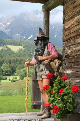 Der tut nichts, der will nur spielen! Mit dem Koasamandl sollten Familien am Wilden Kaiser auf Tour gehen.