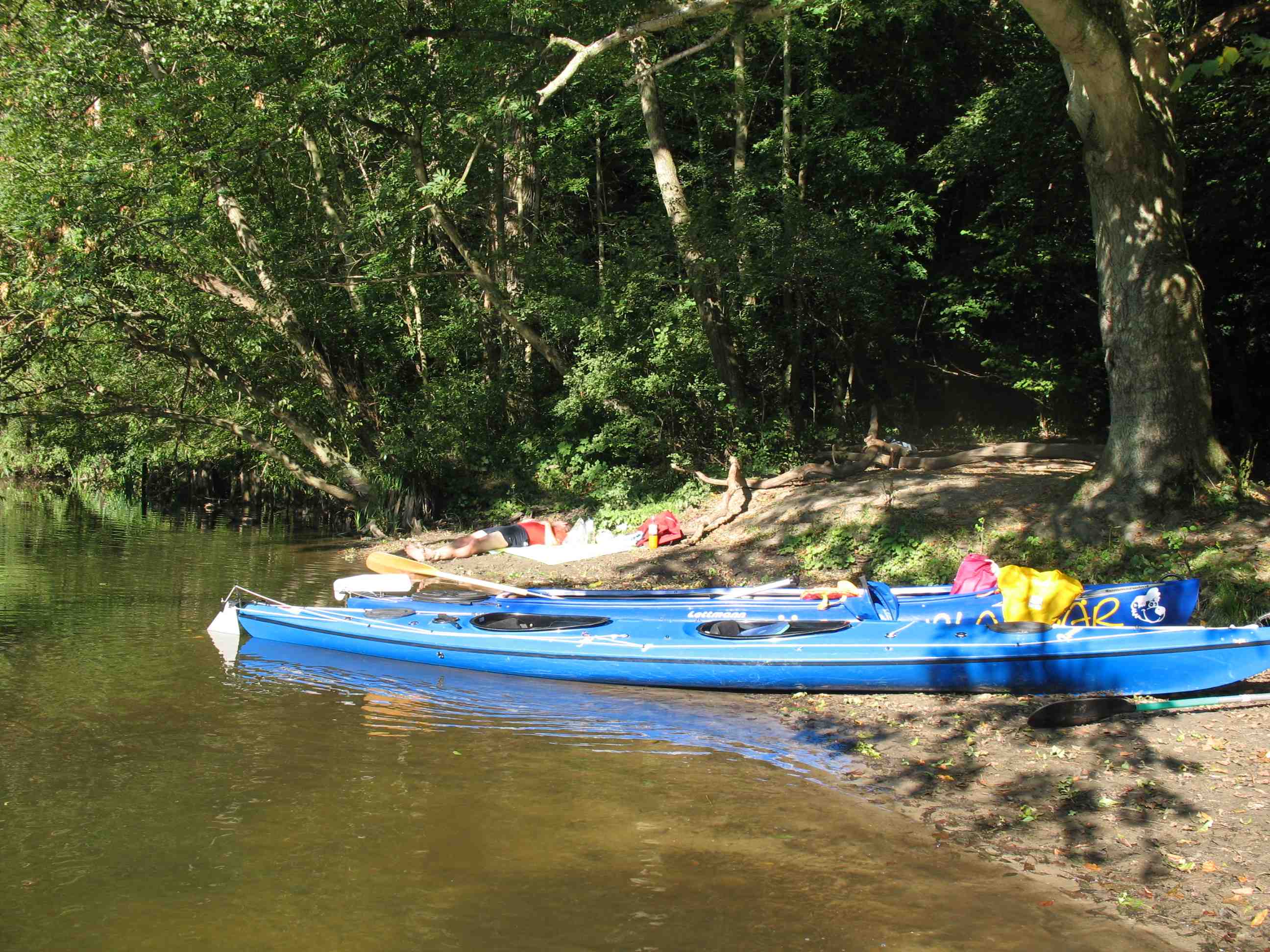 Papa braucht Pause! Bei der Paddeltour auf der Weser geht es gemütlich zu...  Foto: (c) Kinderoutdoor.de