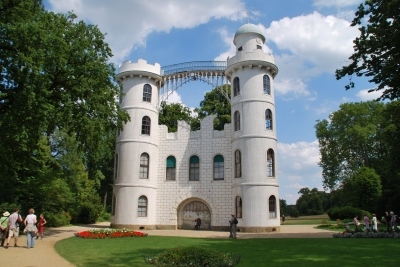 Das Schloss auf der Pfaueninsel in Berlin zieht die Kinder an. Schließlich könnte hier ein König wohnen! Foto: Uwe Wattenberg / pixelio.de