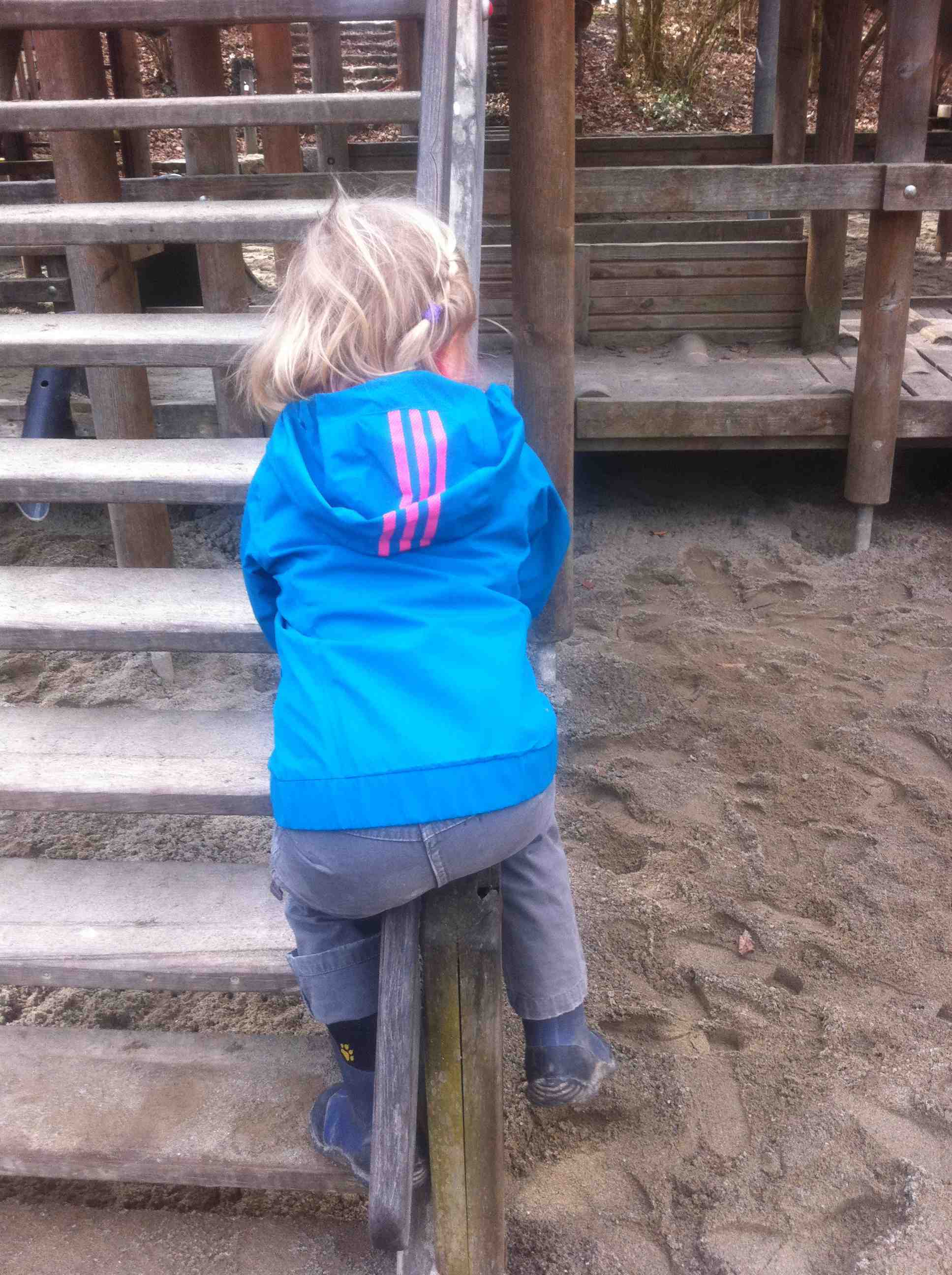 Drei Streifen für viel Bewegungsfreiheit. Das Girls Base Jacket hält einiges aus und macht sehr viel mit. Foto: (c) Kinderoutdoor.de