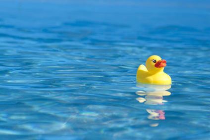 Auf geht´s zum Entenrennen! Ein Riesenspaß bei jedem Kindergeburtstag. Foto: © Christoph Bresler - Fotolia.com