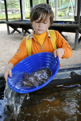 Ein Goldjunge! Outdoor KInder haben ihren Spaß beim Goldwaschen im Thüringer Wald. Foto: © tinadefortunata - Fotolia.com