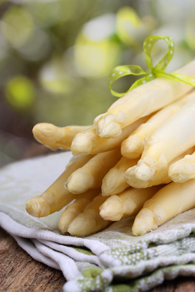 Jetzt kommt Spargel auf den Grill mit leckeren Wiesenkräutern. Das schmeckt den Outdoor Kindern und Eltern. Foto:© Floydine - Fotolia.com