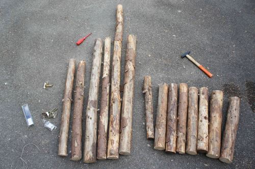 Hier ist das Material für unseren Piratenturm: Stangenholz, Nägel, Hammer, Winkel und Schrauben. Los geht´s! Foto: (c) Kinderoutdoor.de