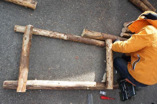 Verbindet zwei Stangen, die einen Meter lang sind, mit zwei 0,5 m langen Hölzern zu einem "Rahmen". Foto: (c) Kinderoutdoor.de