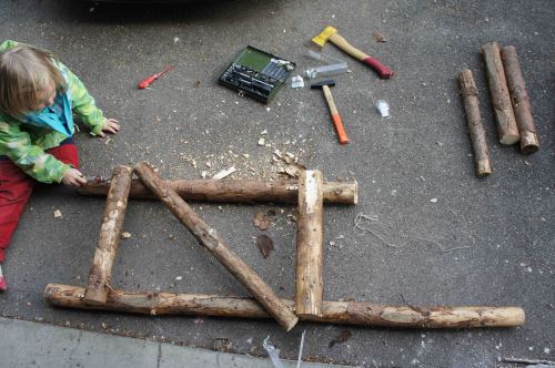 So sollte der zweite fertige Rahmen mit einer stabilisierenden Querstrebe aussehen. Foto: (c) Kinderoutdoor.de