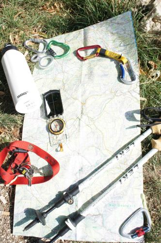 Trinkflaschen, Schlüssel, Trekkingstöcke,Eispickel, Steigeisen, Felshaken, Friends, Karabiner und andere Ausrüstung aus Metall beeinflussen den Kompass. Deshalb einen Abstand von mindestens fünf Metern halten. Foto: (c) Kinderoutdoor.de