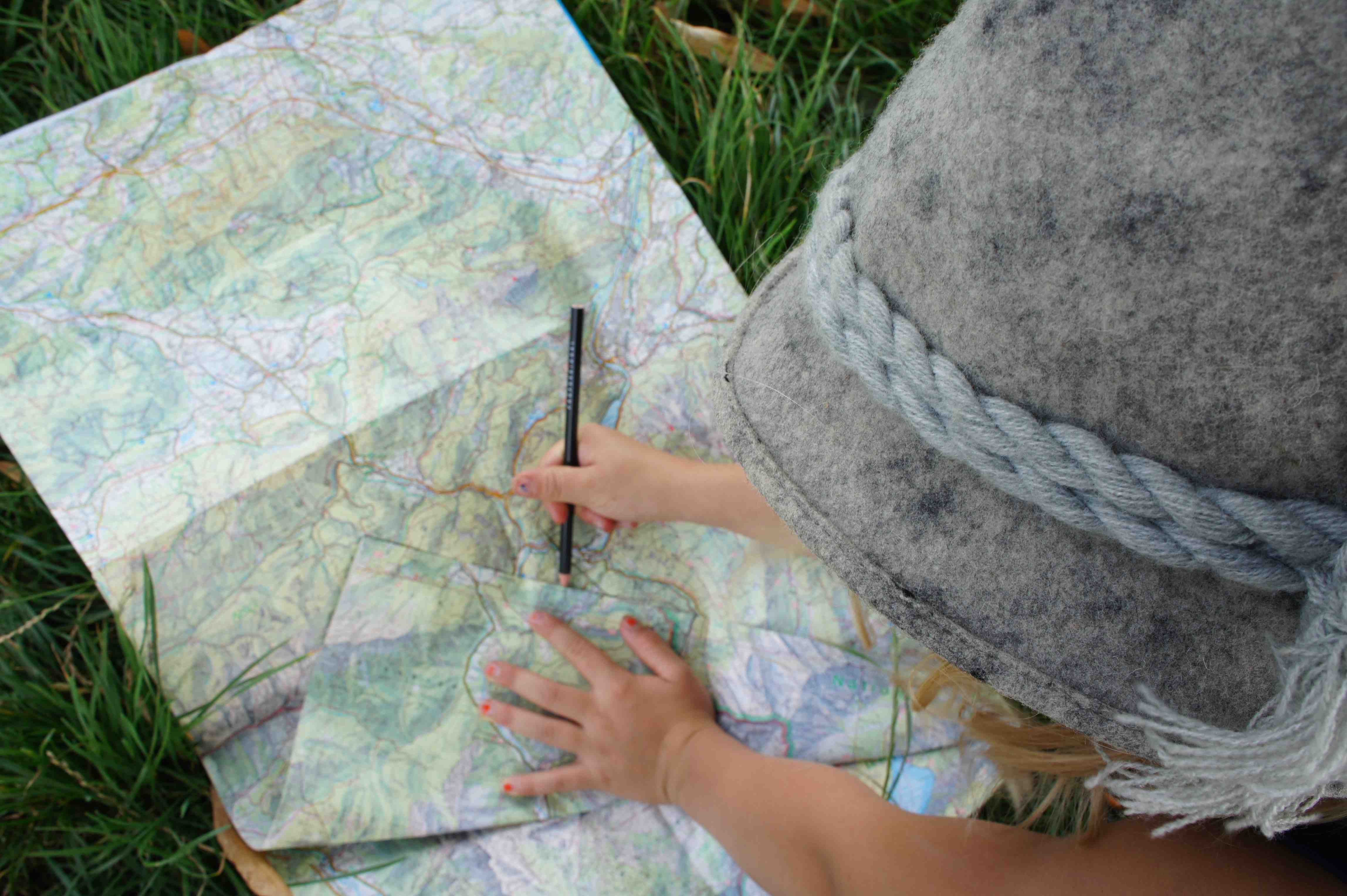 Ein Sonntagspaziergang ist ideal um das Können mit Karte und Kompass einzustudieren. Wenn Kinder und Eltern die einfache Funktionsweise verstanden haben, verlernen sie es nicht mehr und finden bei den Outdoor-Abenteuern immer den richtigen Weg. Foto: (c) Kinderoutdoor.de