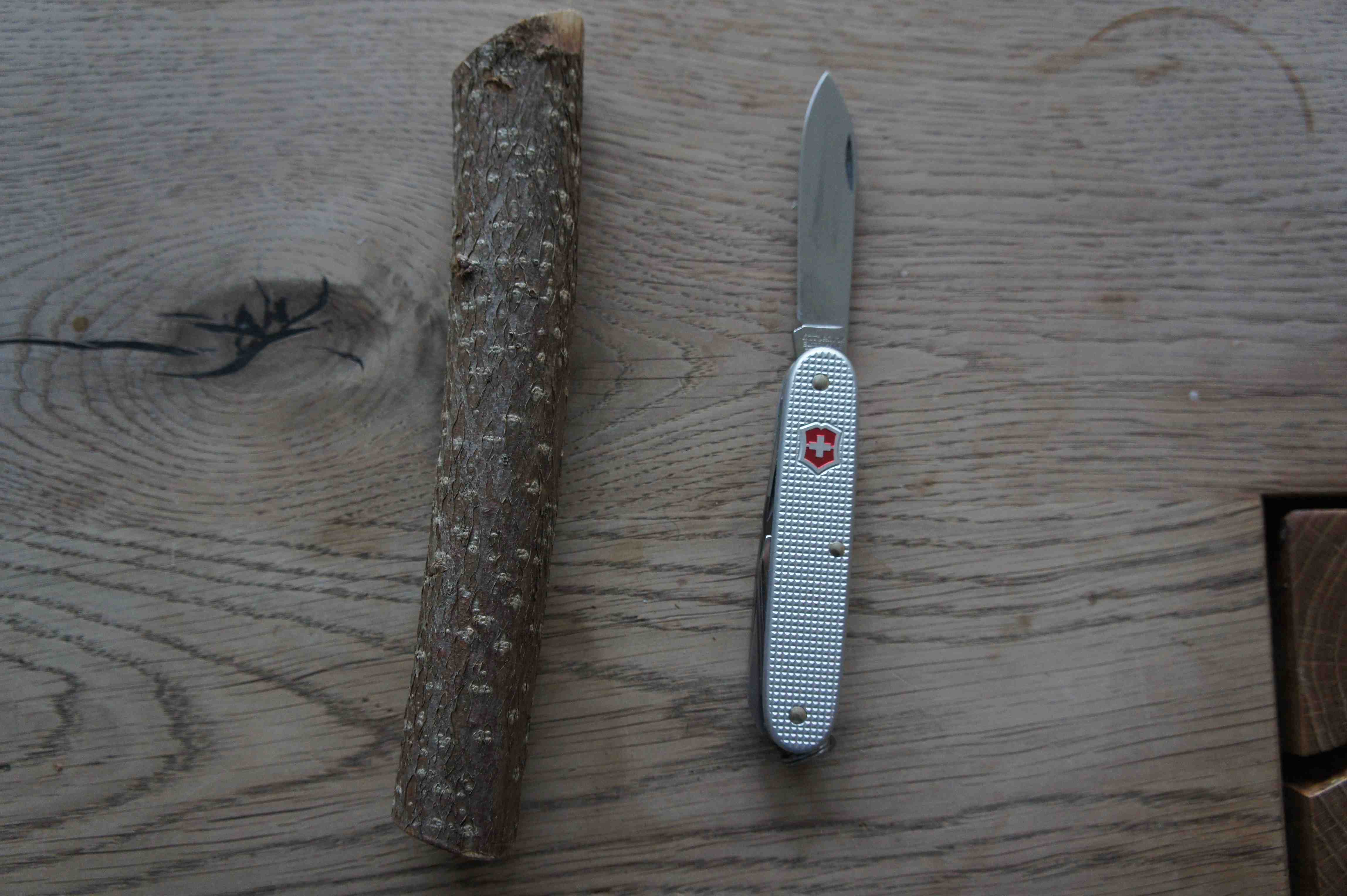 Ein Taschenmesser und ein Stück vom Haselnuss-Ast. Schon können die kleinen Holzschnitzer los legen. Foto:(c) Kinderoutdoor.de