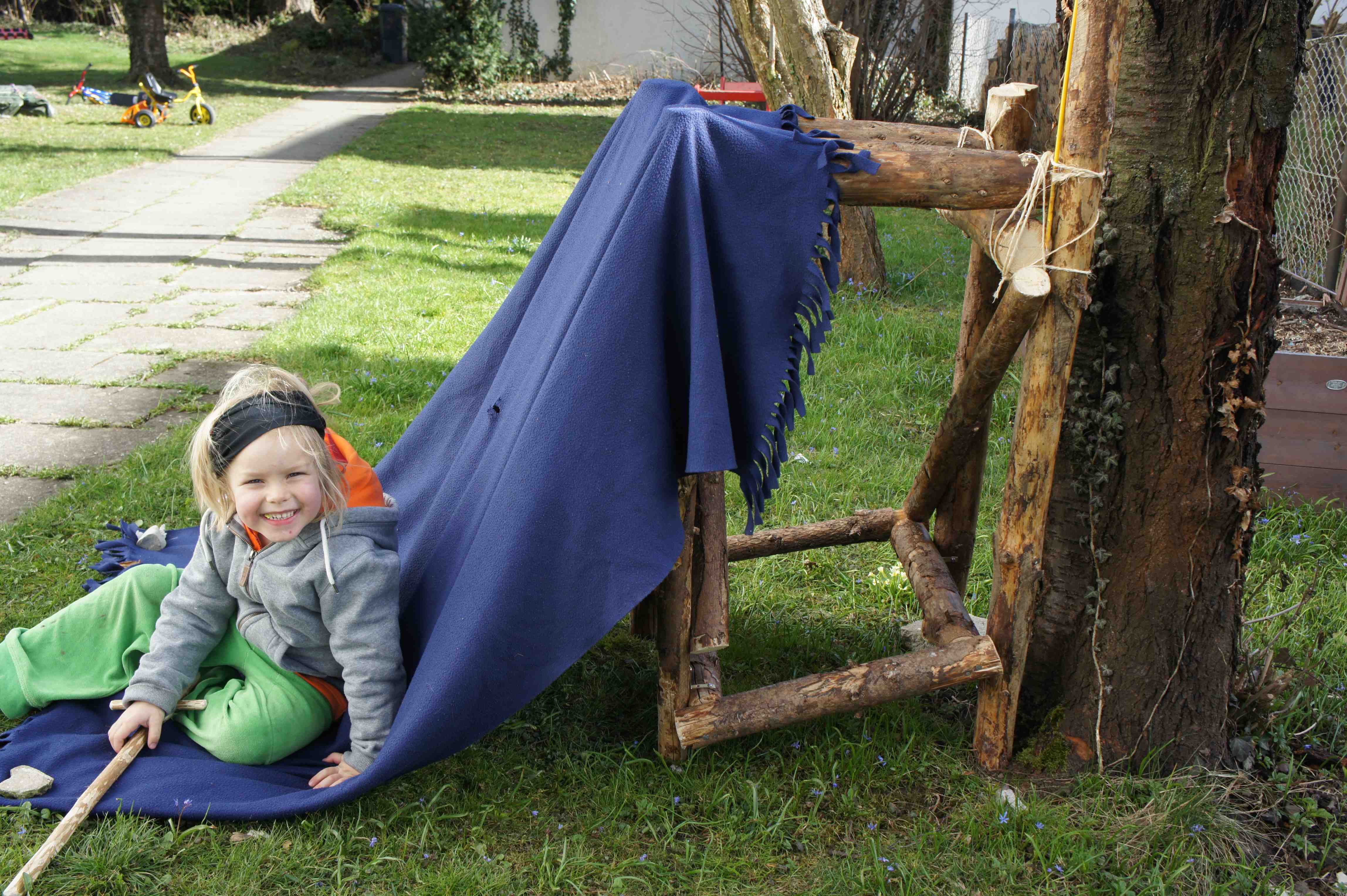 Käptn Goldkopf sitzt stolz vor der eigenen Piratenhöhle! Foto: (c) Kinderoutdoor.de