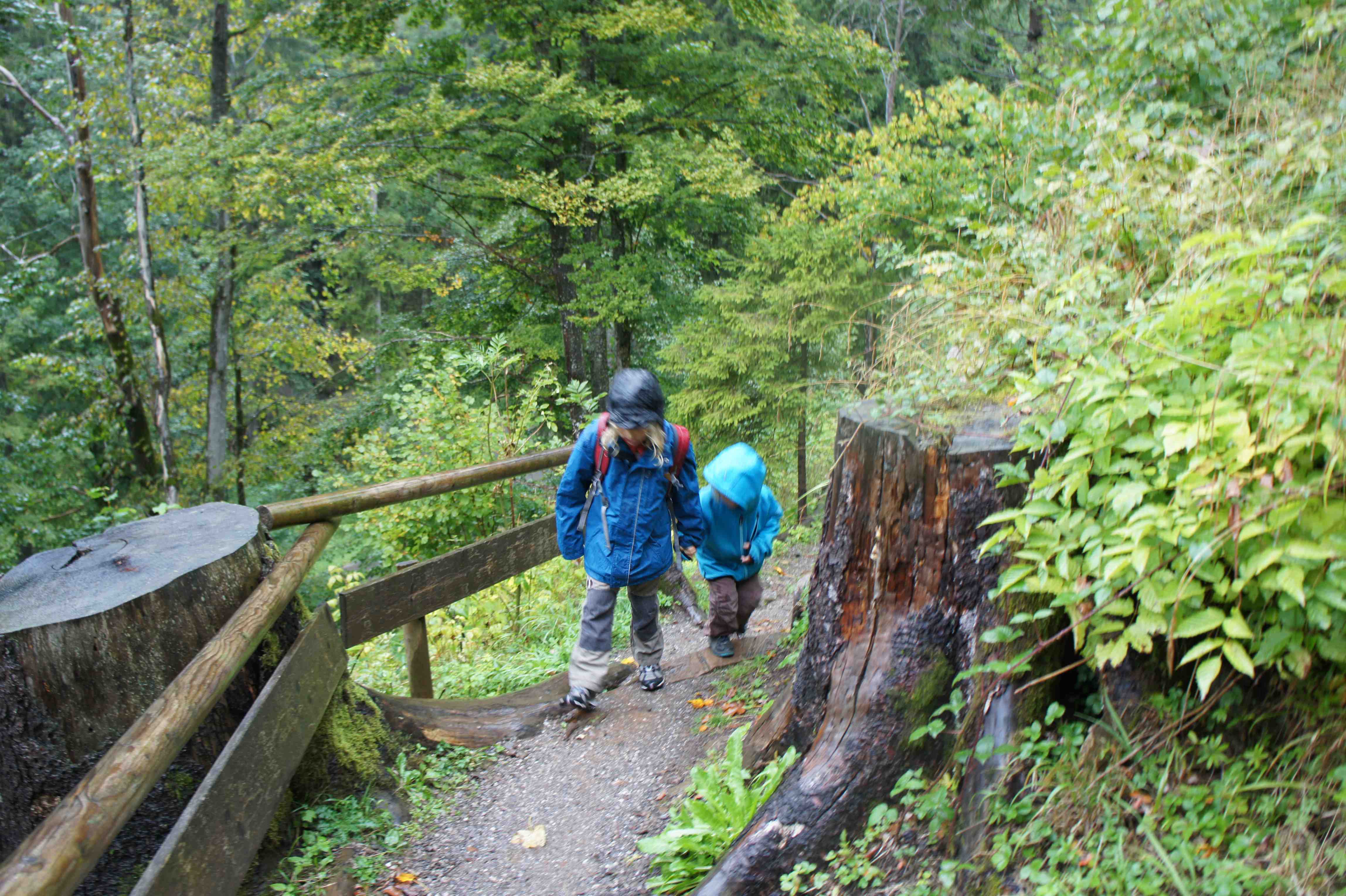 Mit einer kostenlosen Wetter App, wie Regen-Alarm, verliert das Unwetter seinen Schrecken. Foto:(c) Kinderoutdoor.de