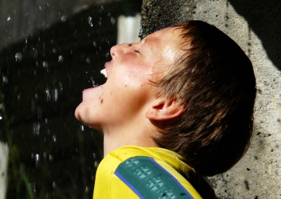Auch das Wasser und seine vielen Seiten erleben die Outdoor Kinder in der Alpenwelt Karwendel. Foto: daniel stricker / pixelio.de