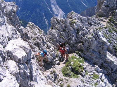 Richtig rauf geht es in der Alpenwelt Karwendel mit der ganzen Familie. Acht Zweitausender lassen sich rund um Mittenwald besteigen. Christine Lange / pixelio.de