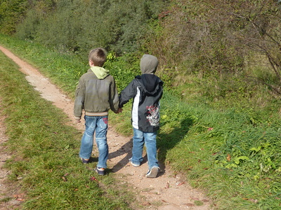 Im Hunsrück finden Kinder beim Wandern das Abenteuer und quengeln garantiert nicht. Foto: Bettina Stolze / pixelio.de