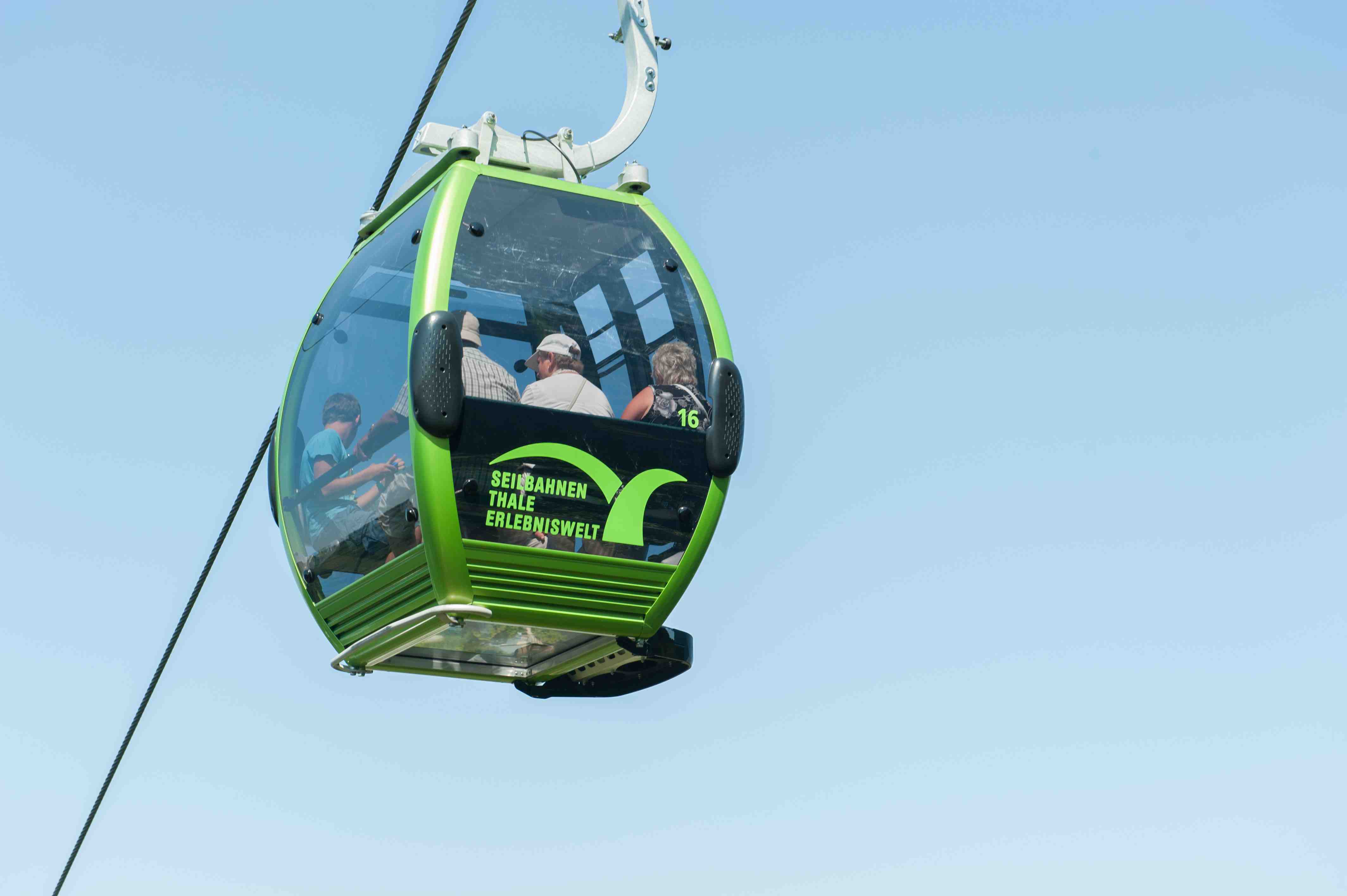 In der Seilbahn mit Glasboden geht es über das Bodetal. Bildquelle: (c)Seilbahnen Thale GmbH