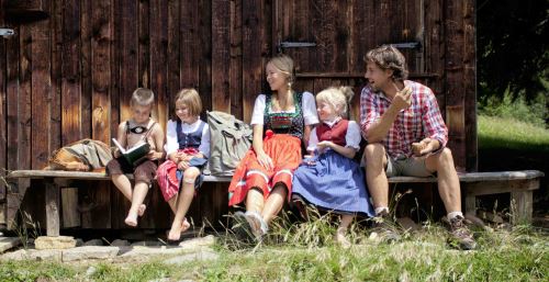 Müde und satt, wie schön ist dat! Wandern mit den Kindern ist in der Tiroler Zugspitz Arena ein Erlebnis. ww.zugspitzarena.com